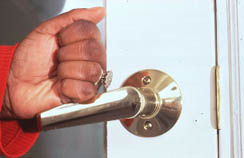 Foto de una manija que puede activarse con el pu�o.