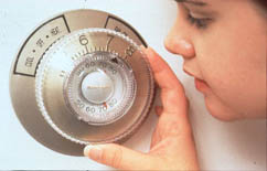 Foto del mando de un termostato con mando dentado, ampliaci�n de los indicadores visuales y pistas sonoras.