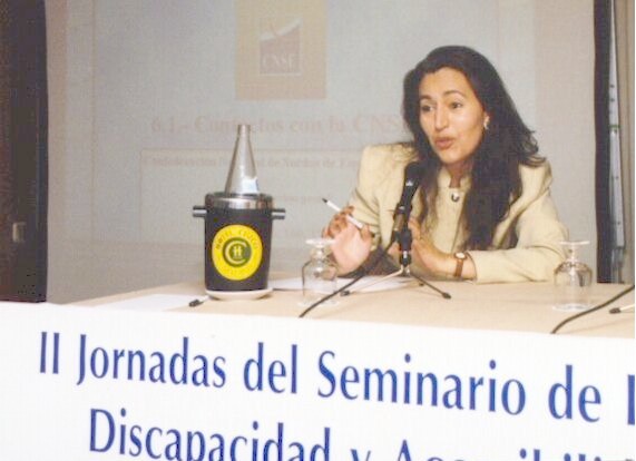 Fotograf�a: Emmanuelle Guti�rrez en un momento de su exposici�n (emmanue2.jpg - 37623 bytes)