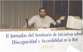 Fotograf�a: Javier Roma�ach en un momento de su exposici�n (javier.jpg - 12117 bytes)