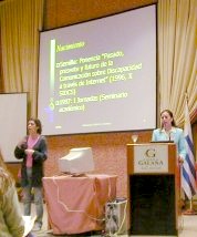 Foto: Emmanuelle Guti&eacute;rrez y Restrepo presentando la trayectoria del SIDAR junto a la int&eacute;rprete de lengua de signos.
