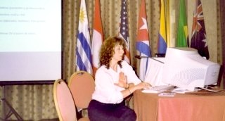 Bettina de Grau durante su exposici&oacute;n.