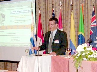 Foto de Carlos Benav&iacute;dez durante su exposici&oacute;n sobre Hojas de Estilo en Cascada.