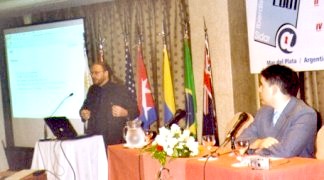 Foto de Charles McCathieNevile y de Rafael Romero durante la intervenci&oacute;n del primero.