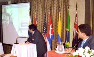 En la foto puede apreciarse la videoconferencia establecida con Jes&uacute;s Garc&iacute;a, que aparece en la pantalla de la sala, con la colaboraci&oacute;n de la Fundaci&oacute;n Telef&oacute;nica por lo que aparece tambi&eacute;n Ricardo Gait&aacute;n y durante el m&oacute;dulo moderado por Rafael Romero, quien aparece tambi&eacute;n en la foto.