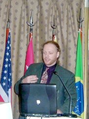 Foto de Charles McCathieNevile durante su ponencia sobre XML.