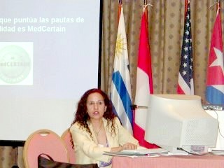 Foto de Diana Fern&aacute;ndez Salazar haciendo su presentaci&oacute;n.