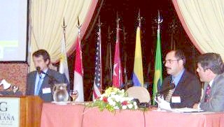 Foto del momento en que Ricardo Gait&aacute;n, de la Fundaci&oacute;n Telef&oacute;nica, presenta la Risolidaria, mientras Jos&eacute; F&eacute;lix S&aacute;nz y Carlos San Mart&iacute;n le escuchan atentamente.