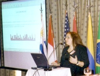 Foto de Graciela Caplan durante la presentaci&oacute;n del M&oacute;dulo que ella moderaba.