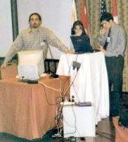 Foto de Pablo Lecuona durante su intervenci&oacute;n, junto a dos compa&ntilde;eros suyos.