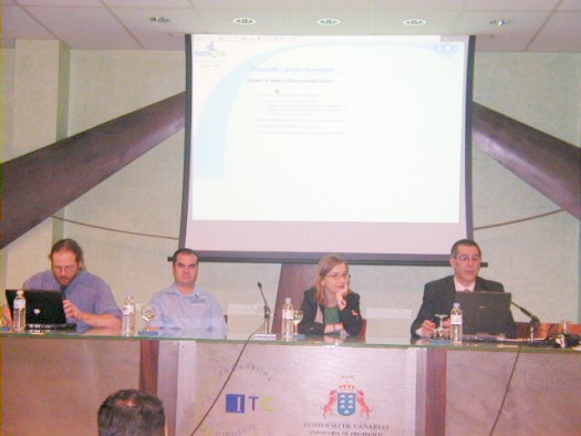 Foto del m&oacute;dulo sobre desarrollo y dise&ntilde;o: De izquierda a derecha, Charles McCathieNevile, Fernando S&aacute;nchez, Eva M&eacute;ndez y Carlos Benav&iacute;dez.