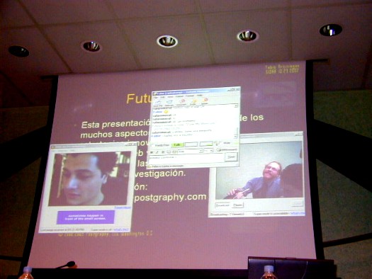 Foto de un momento de la videoconferencia con Fabio Arciniegas, en la pantalla puede verse parte de su presentaci&oacute;n, la im&aacute;gen de Fabio Arciniegas y la de Charles McCathieNevile haci&eacute;ndole una pregunta por medio de la webcam.