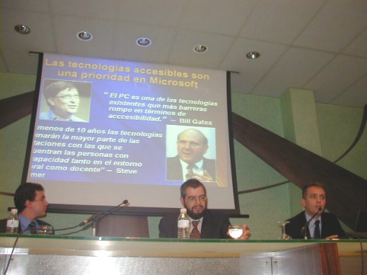 Foto de un momento de la intervenci&oacute;n de Jos&eacute; Romero: De izquierda a derecha, Carlos Rebate, Claudio Segovia y Jos&eacute; Romero.