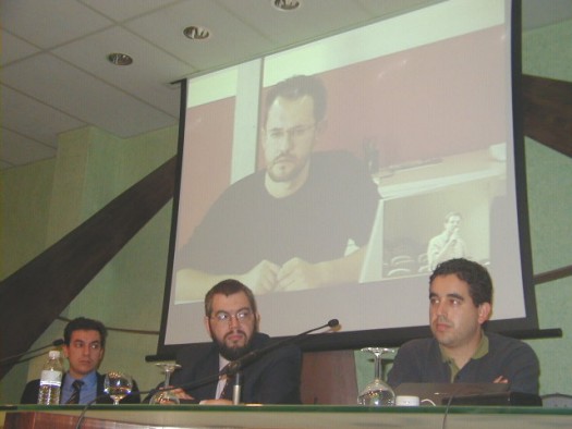 Foto de un momento del m&oacute;dulo 4: De izquierda a derecha Carlos Rebate, Claudio Segovia, Rafael Romero y en la pantalla Jes&uacute;s Garc&iacute;a participando a trav&eacute;s de videoconferencia.